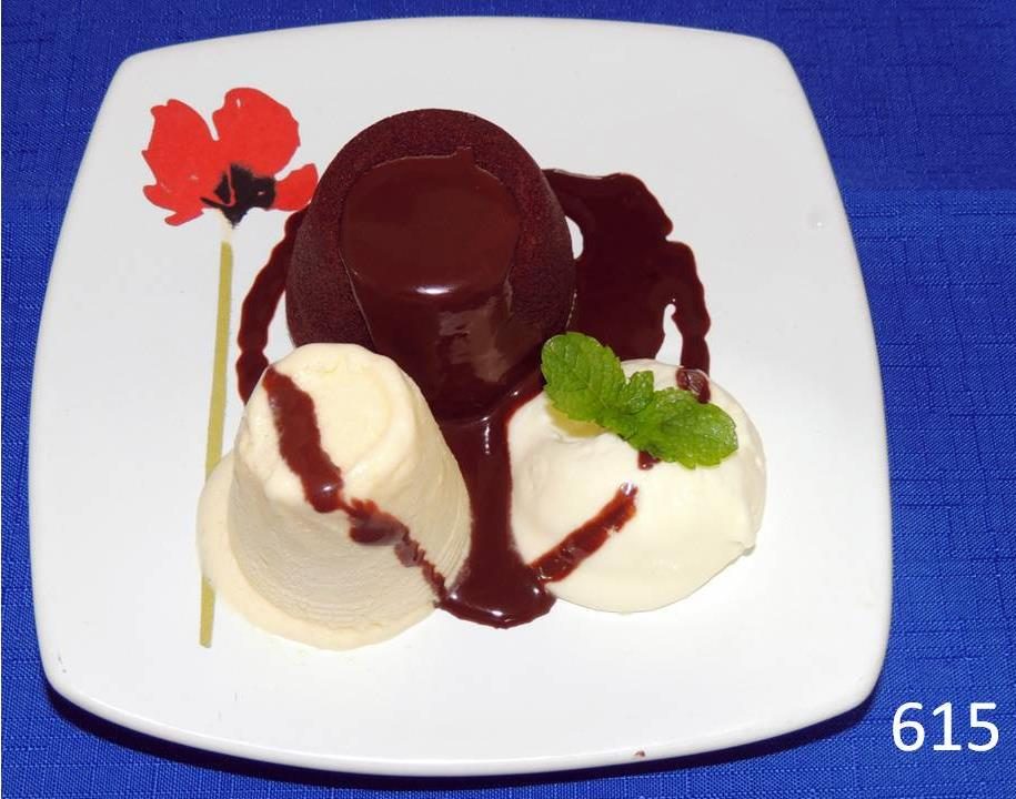 615-Petit Gateau com sorvete de creme e chantilly