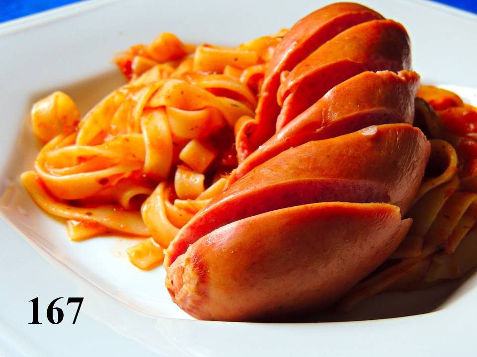 Talharim com molho de Tomate e salsichão defumada