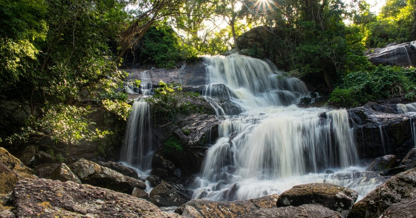 Cachoeiras, rios, matas, pedras, pedreiras, cristais, camping, glamping, trilha, trekking, tirolesa, rapel, grutas, cultura, história, entre outros...