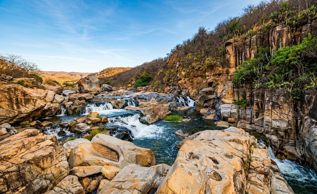 Cachoeiras, rios, matas, pedras, pedreiras, cristais, camping, glamping, trilha, trekking, tirolesa, rapel, grutas, cultura, história, entre outros... — foto 3 de 3