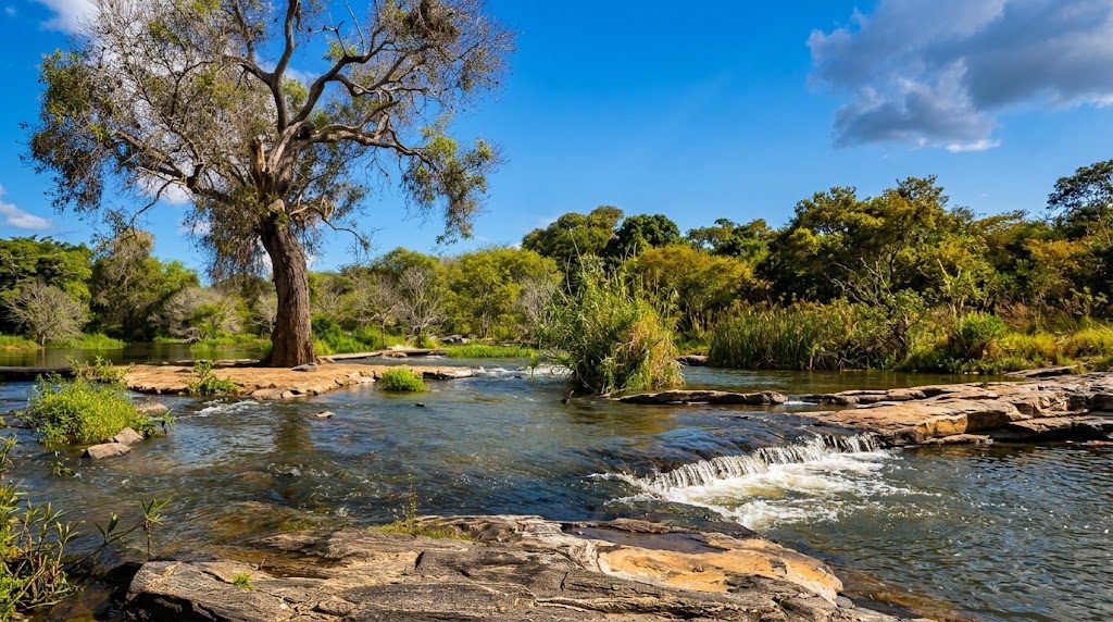 Cachoeiras, rios, matas, pedras, pedreiras, cristais, camping, glamping, trilha, trekking, tirolesa, rapel, grutas, cultura, história, entre outros... — foto 2 de 3