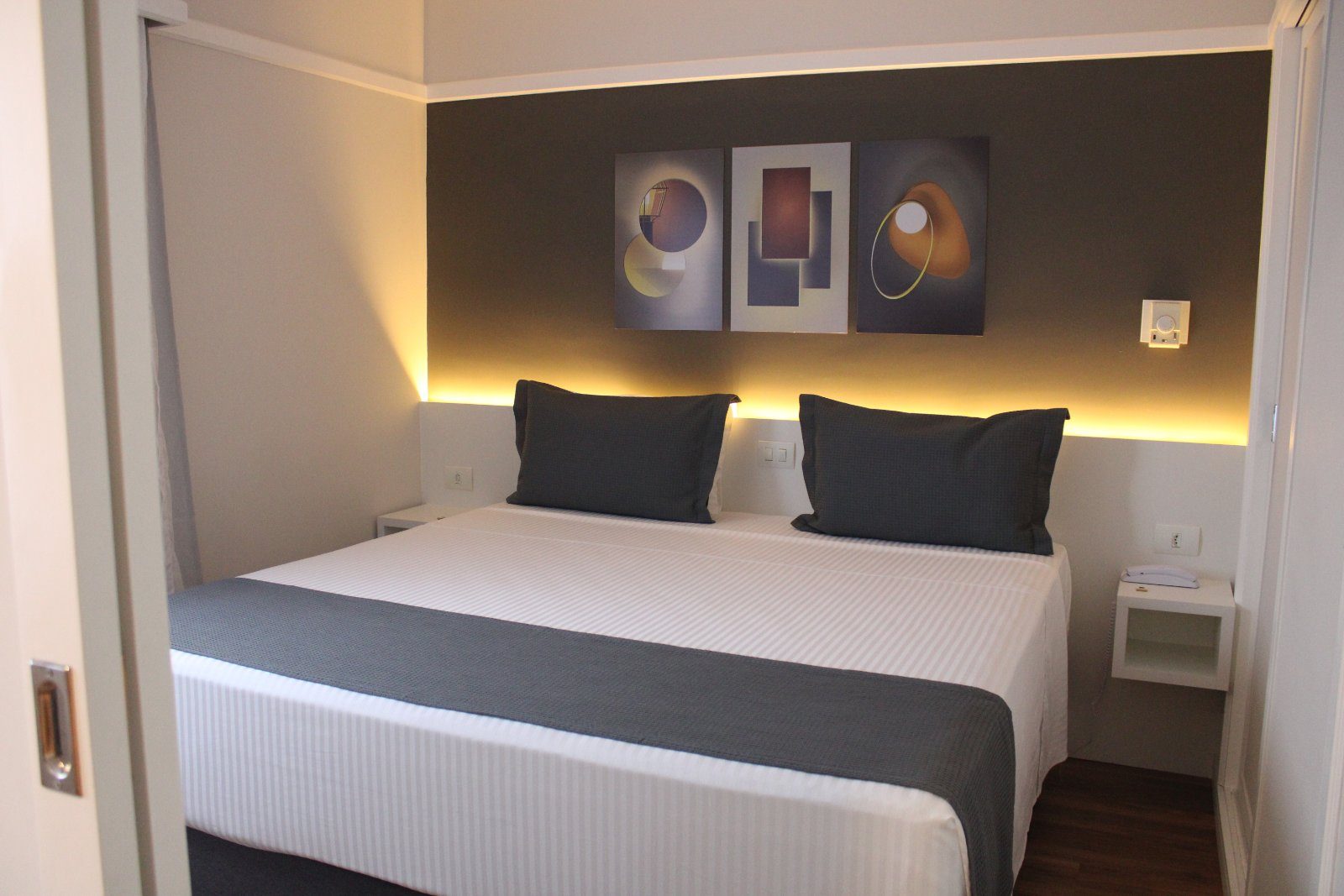 Quarto Duplo Premium com Cama King Size