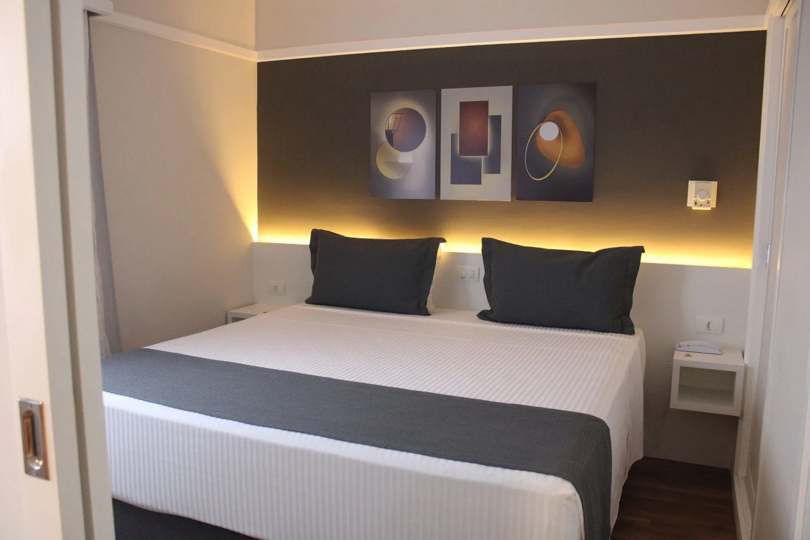 Quarto Duplo Premium com Cama King Size