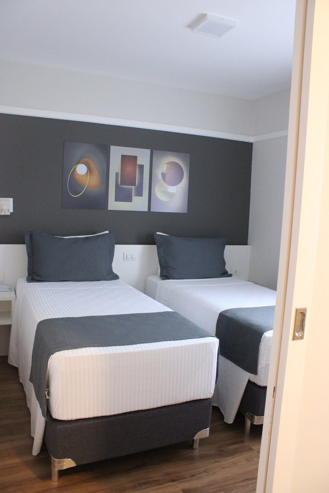 Quarto Premium Com Duas Camas de Solteiro
