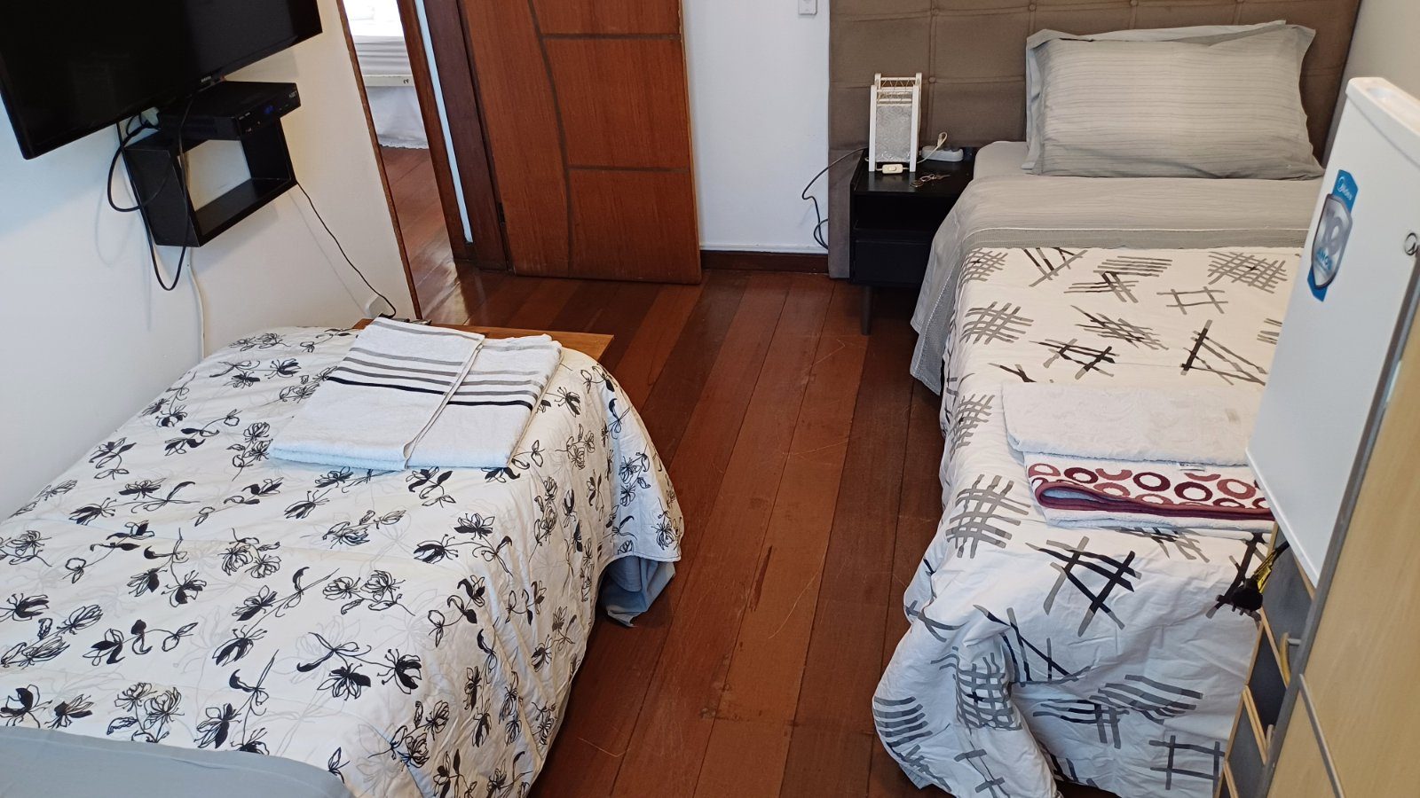 Quarto duplo com banheiro compartilhado